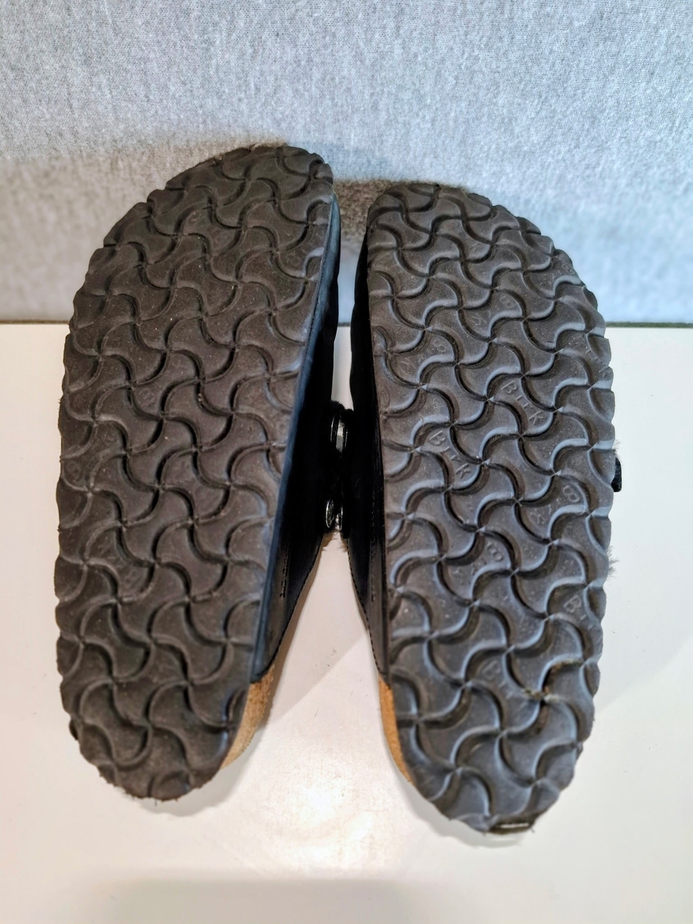 Birkenstock Y2K Black Shearling-Lined Clogs - Picture 4 of 9